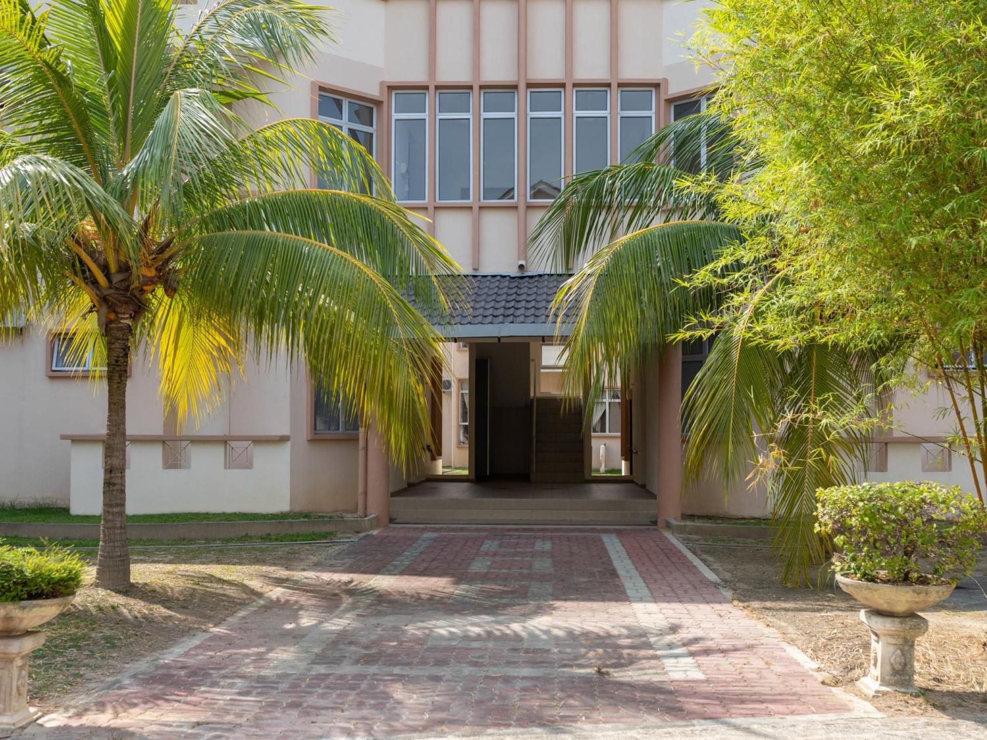 Seri Bayu Resort Hotel Sungai Pelek Buitenkant foto