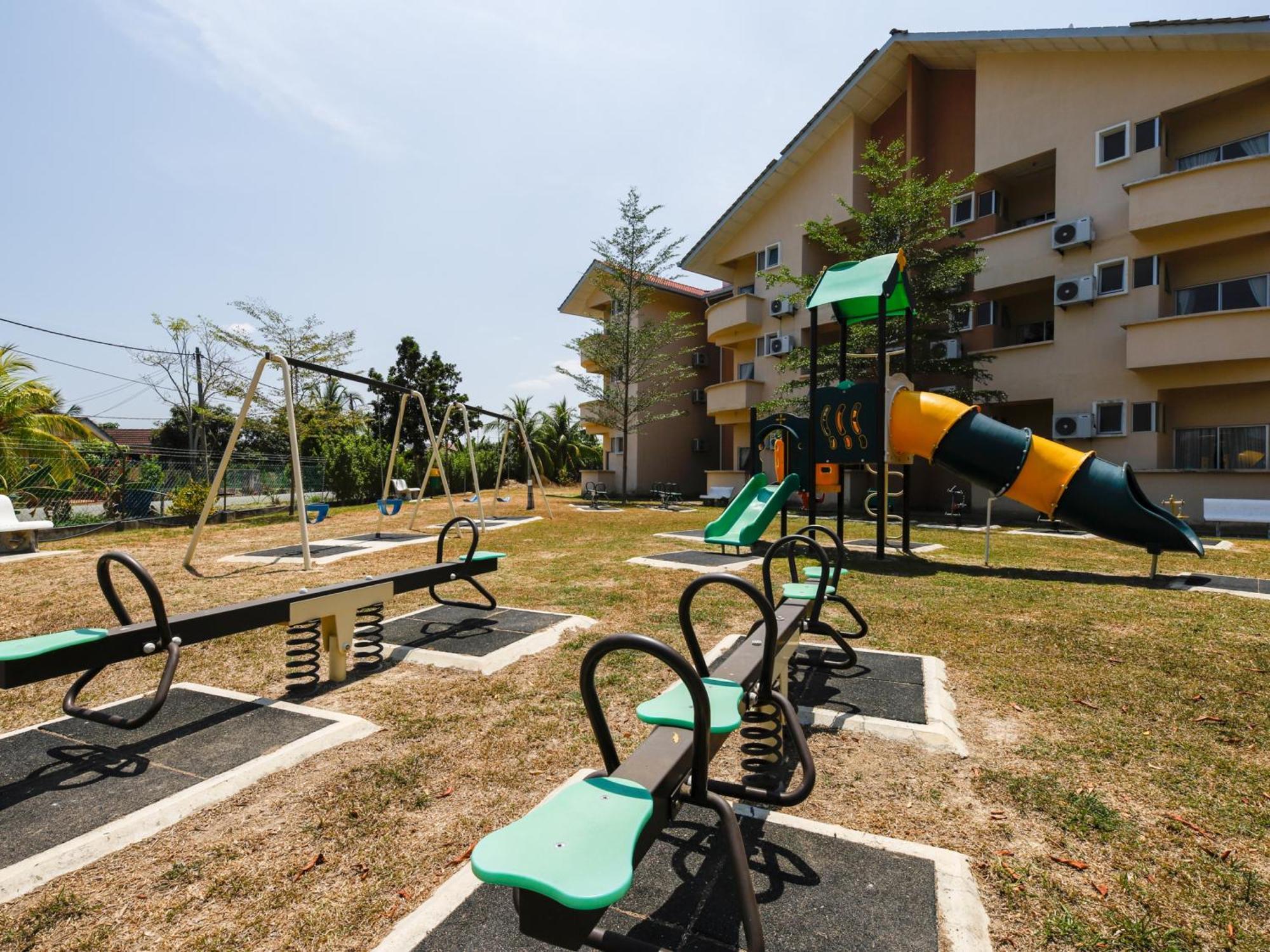 Seri Bayu Resort Hotel Sungai Pelek Buitenkant foto