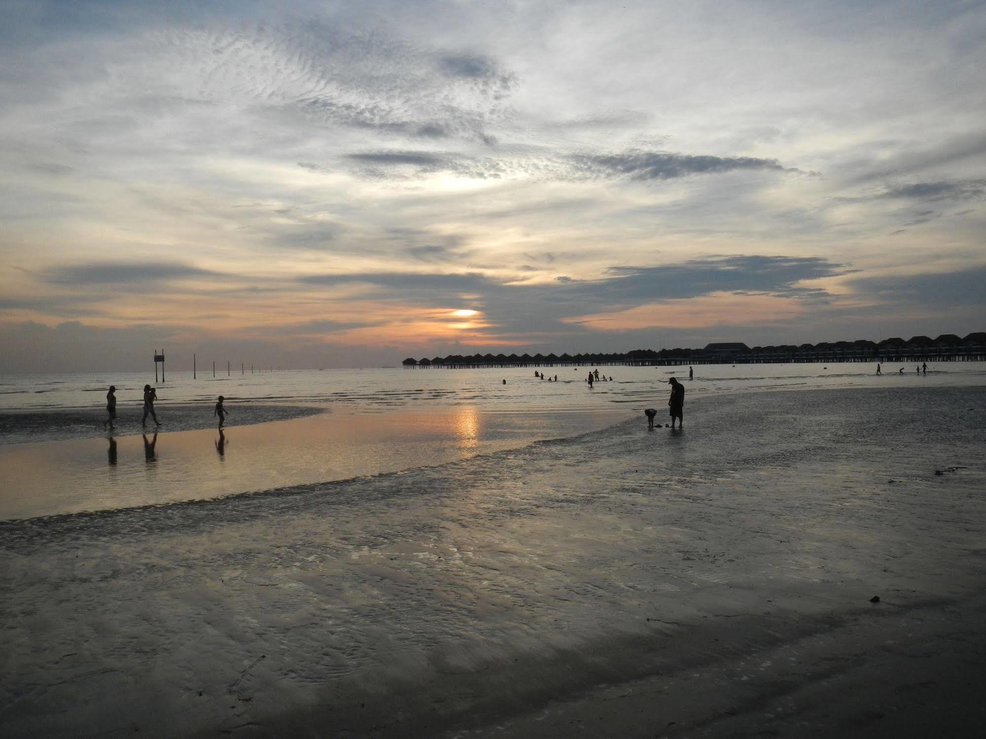 Seri Bayu Resort Hotel Sungai Pelek Buitenkant foto