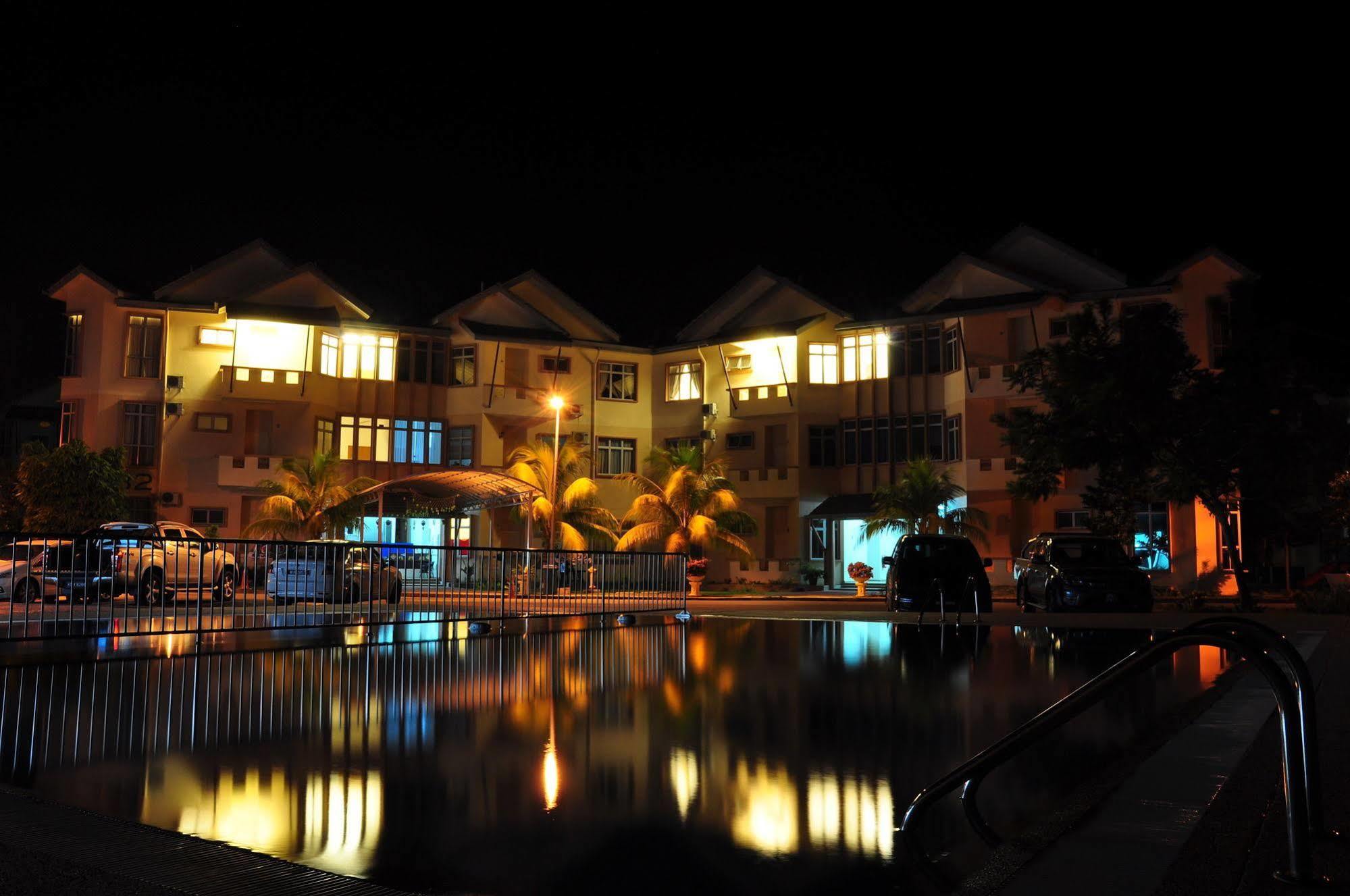 Seri Bayu Resort Hotel Sungai Pelek Buitenkant foto