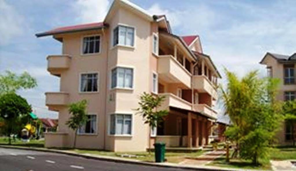 Seri Bayu Resort Hotel Sungai Pelek Buitenkant foto