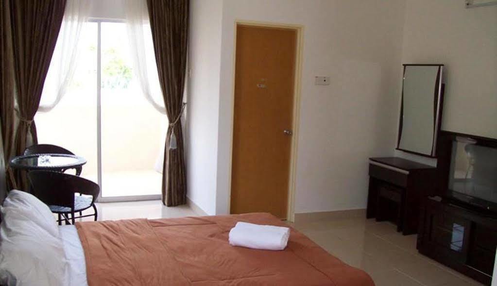Seri Bayu Resort Hotel Sungai Pelek Buitenkant foto